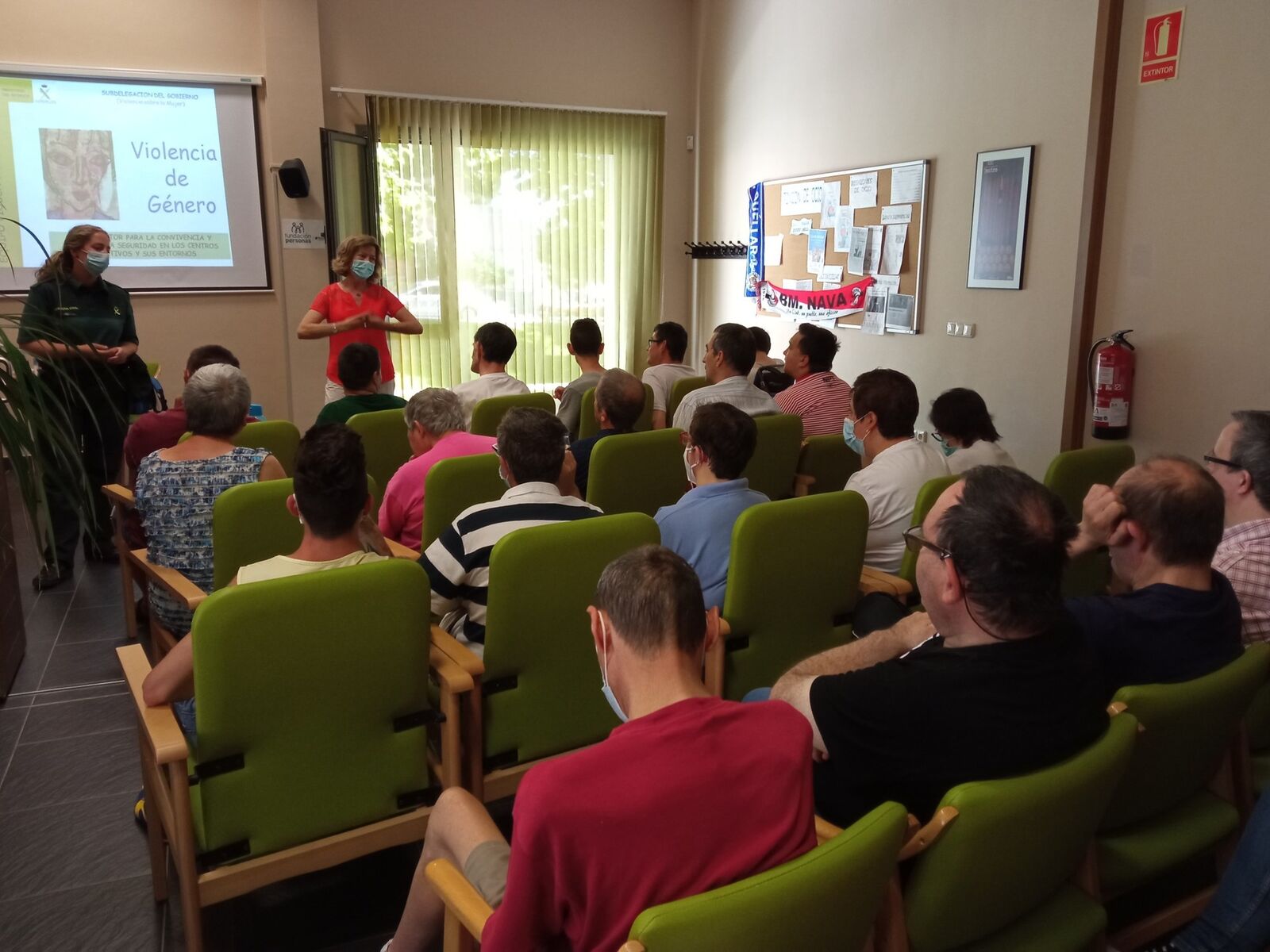 Personas asociadas participando en una charla de APADEFIM