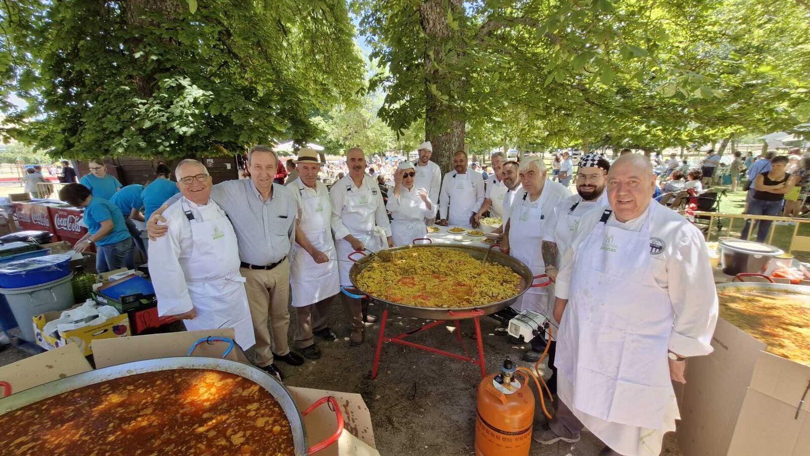 Familias compartiendo mesa en la paella de fin de curso