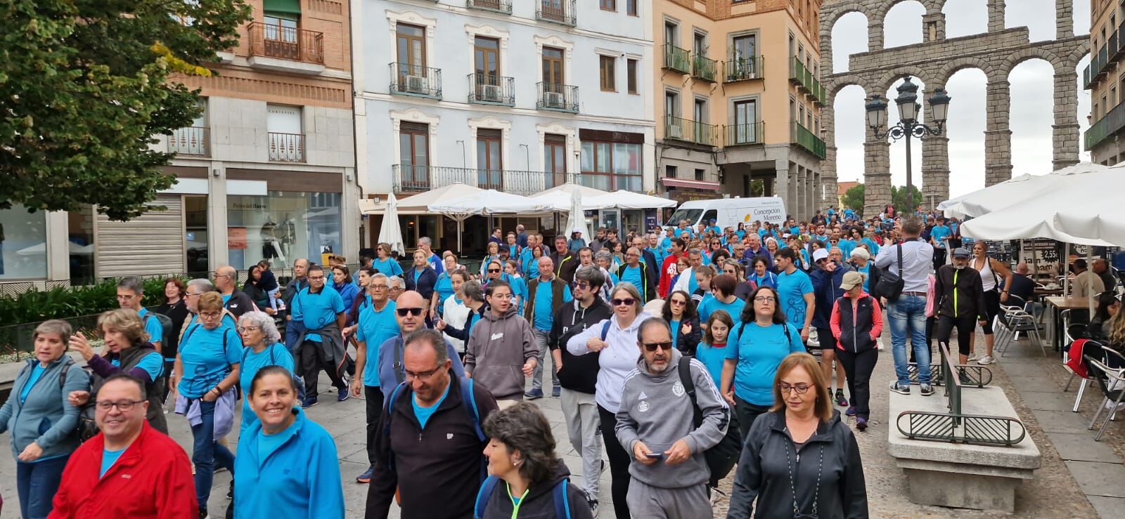Vista aérea de cientos de personas participando en la Marcha Apadefim por una calle de Segovia