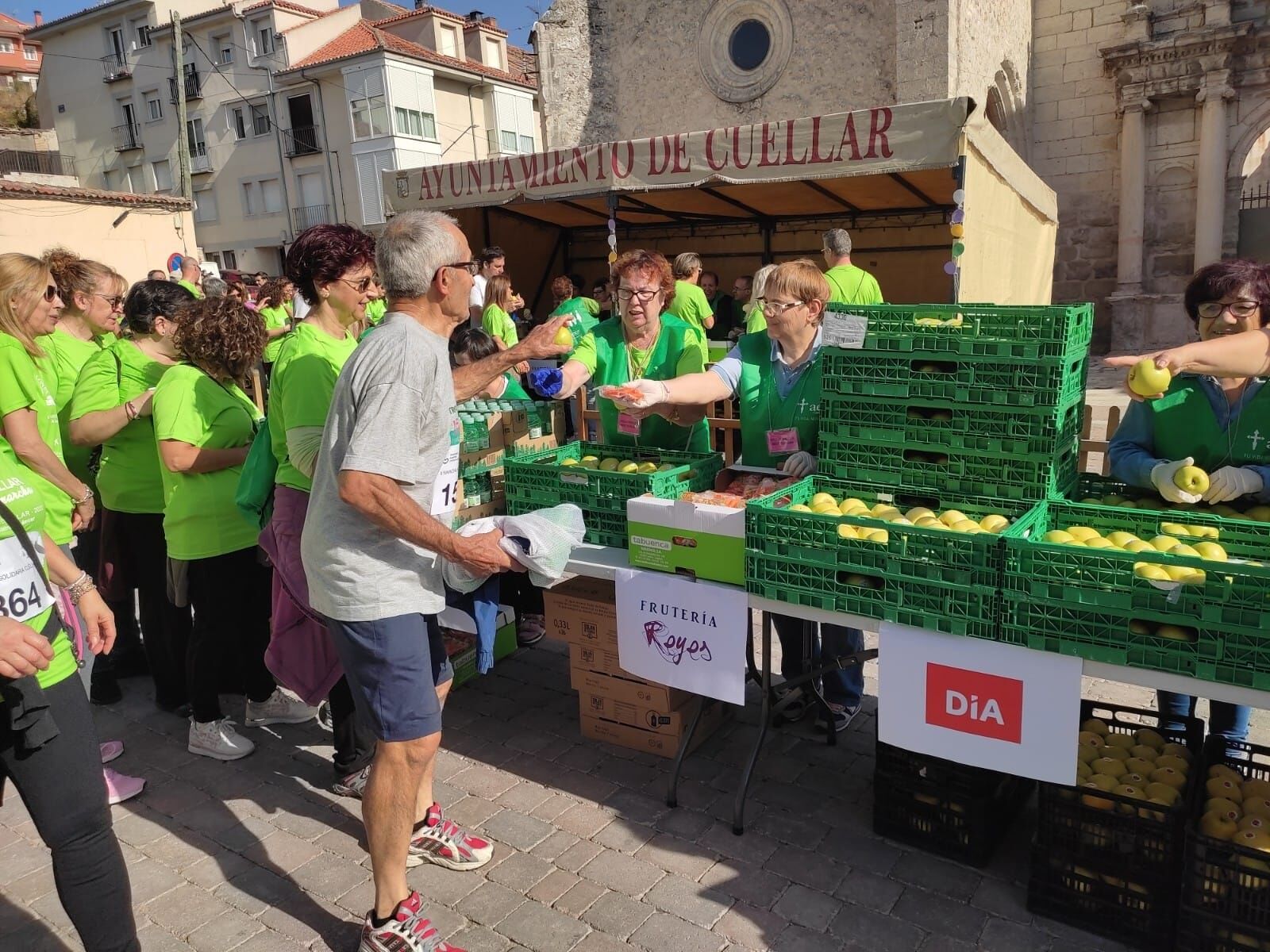 Grupo de personas voluntarias de APADEFIM con camisetas azules