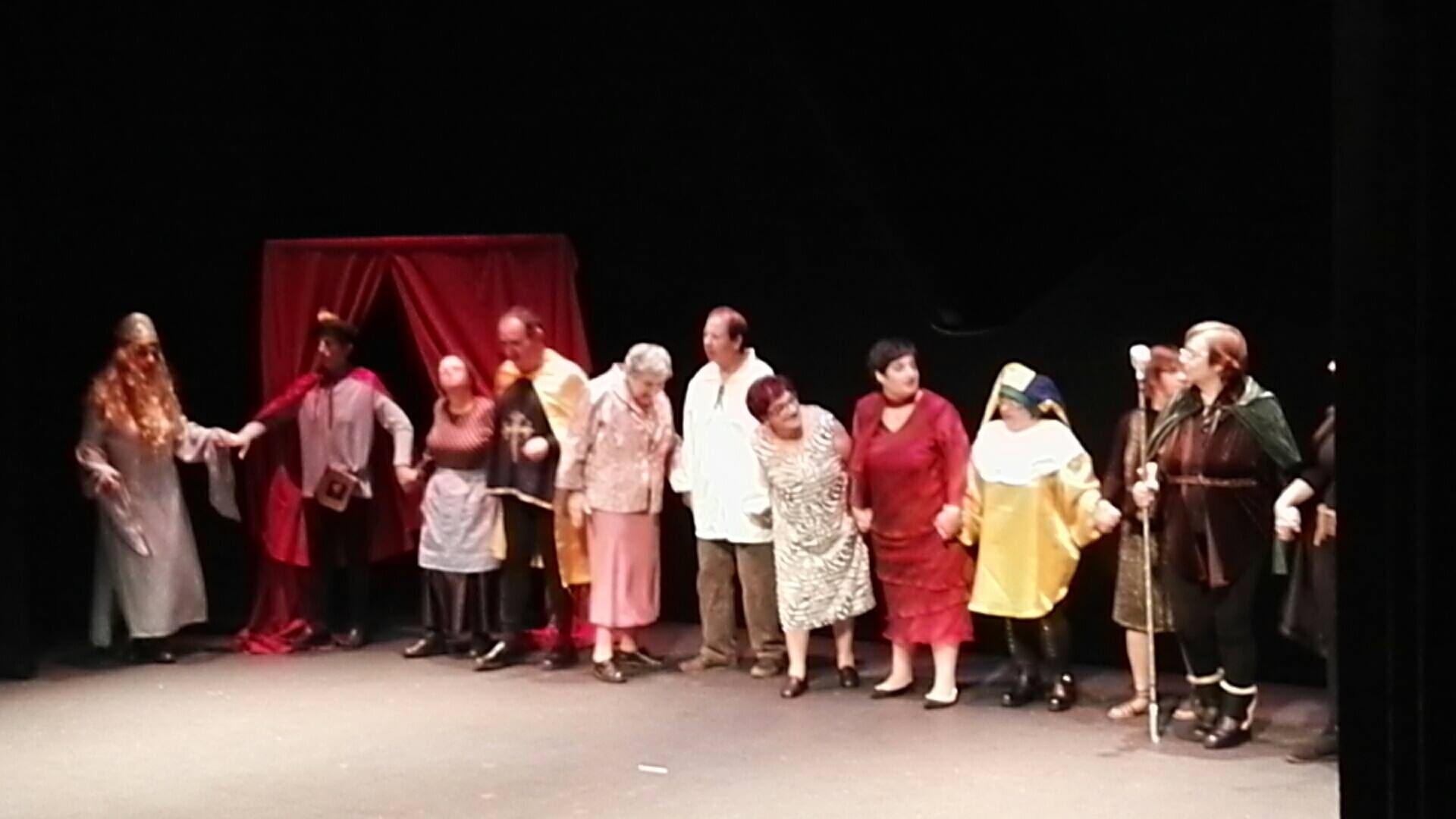 El grupo de teatro Nuevos Horizontes de Fundación Personas Cuéllar en la muestra provincial de teatro aficionado en el Juan Bravo.