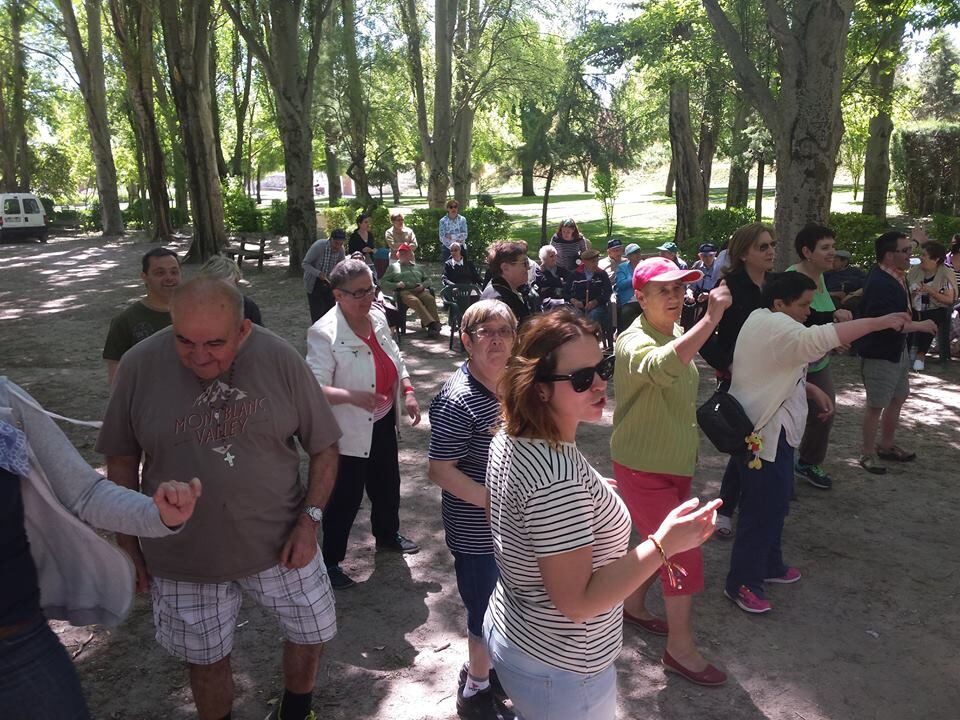 Un dia de fiesta en el Encuentro en el Parque de los Centros de Personas Mayores de Cuéllar y Fundación Personas, organizado por el Centro de Día de Personas Mayores de la Gerencia de Servicios Sociales.