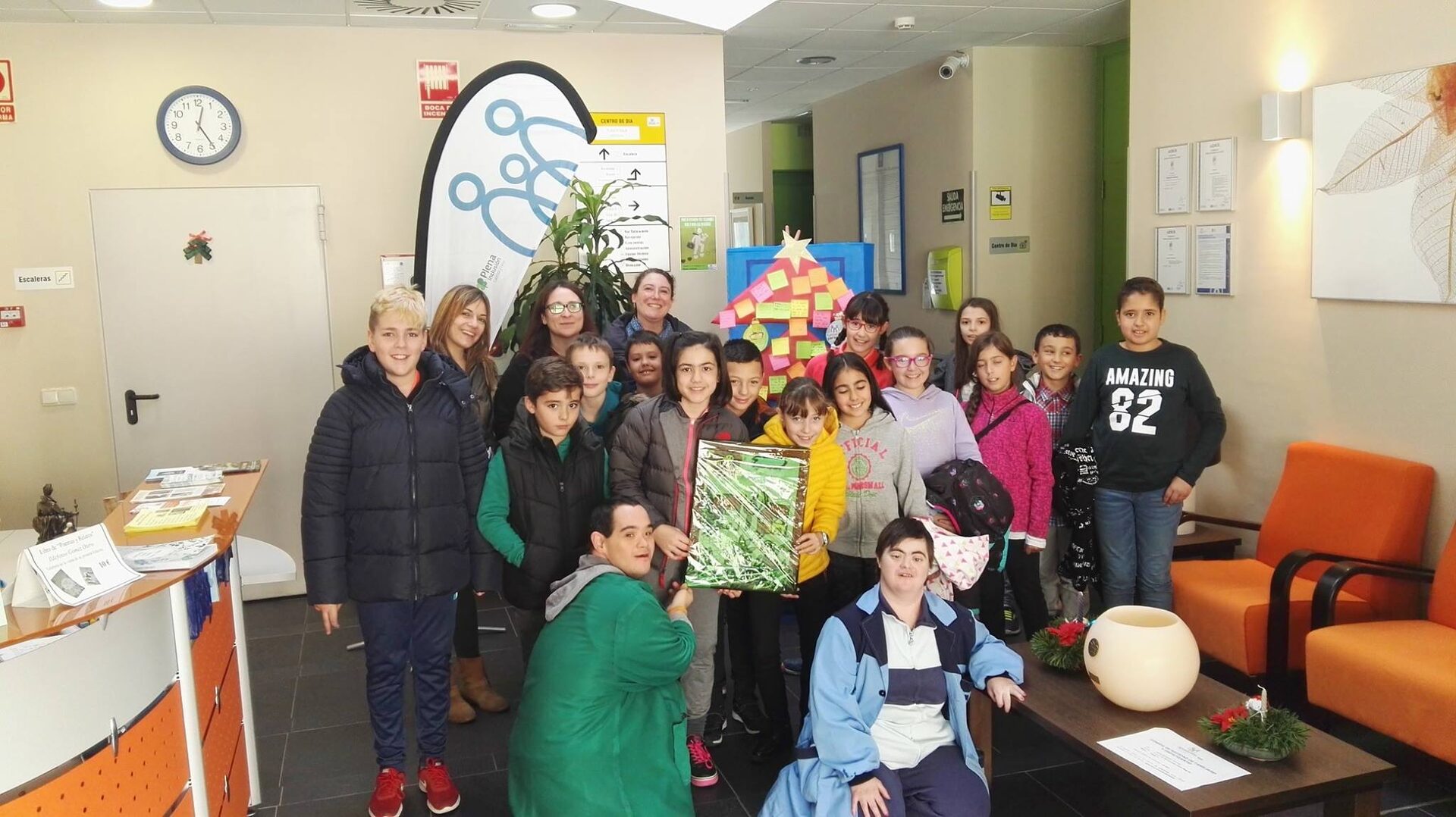 Fundación Personas Cuéllar recibe visitantes del CEIP Santa Clara y del Taller de Empleo del Ayuntamiento de Segovia, para celebrar el Día de las Personas con Discapacidad en las Jornadas de Puertas Abiertas.