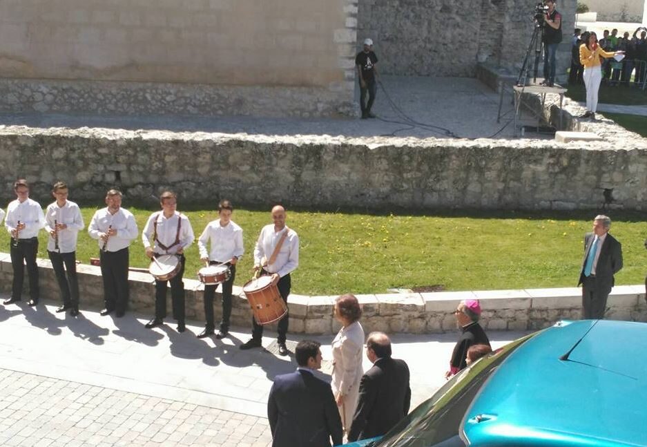 Los usuarios de la Residencia Mar de Pinares de Cuéllar han asistido a la inauguración de «Reconciliare» en nuestra localidad.