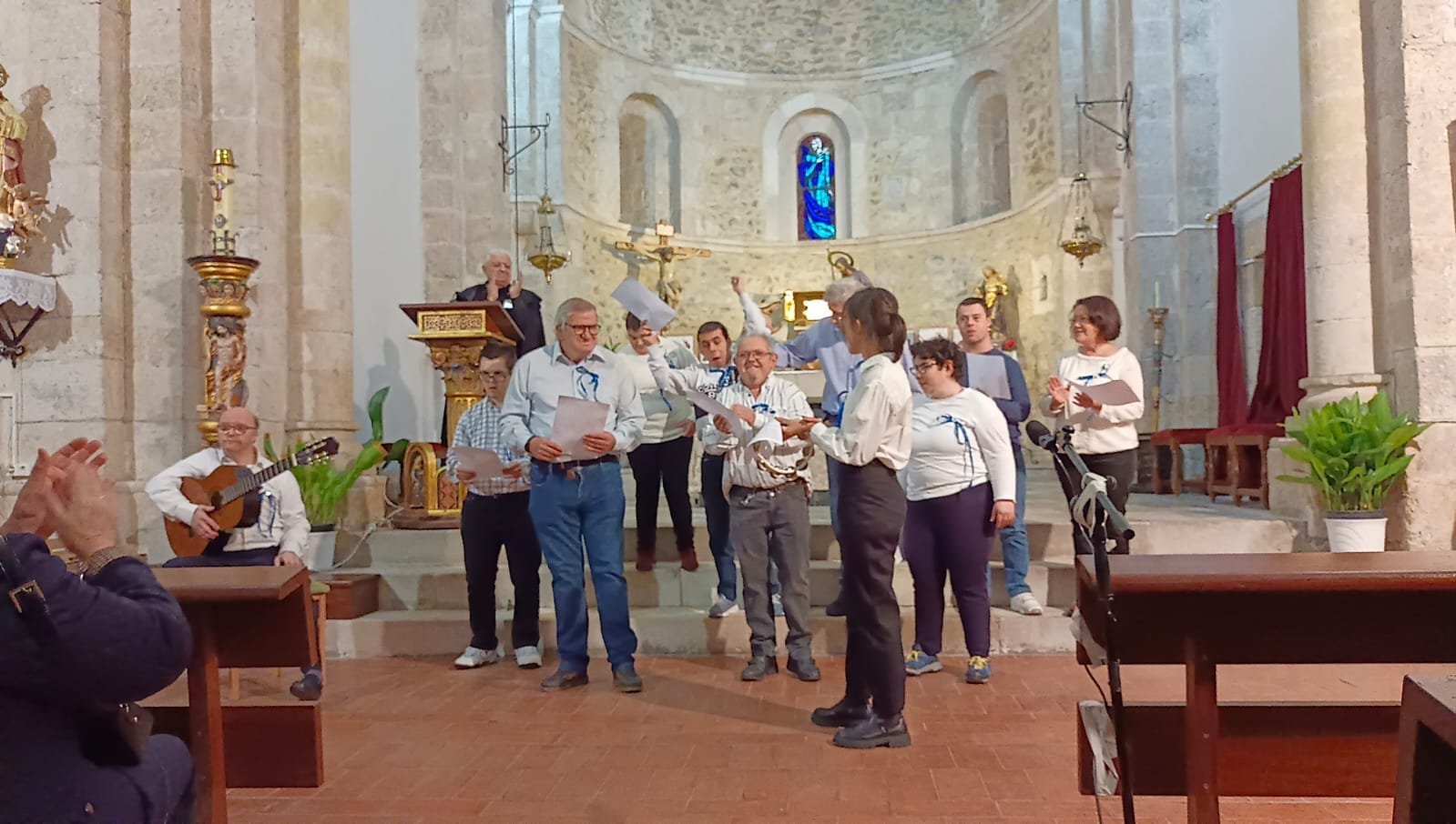 El coro de la Residencia El Sotillo, de Fundación Personas Segovia en la 40 Muestra Provincial de Villancicos en Fuentepelayo