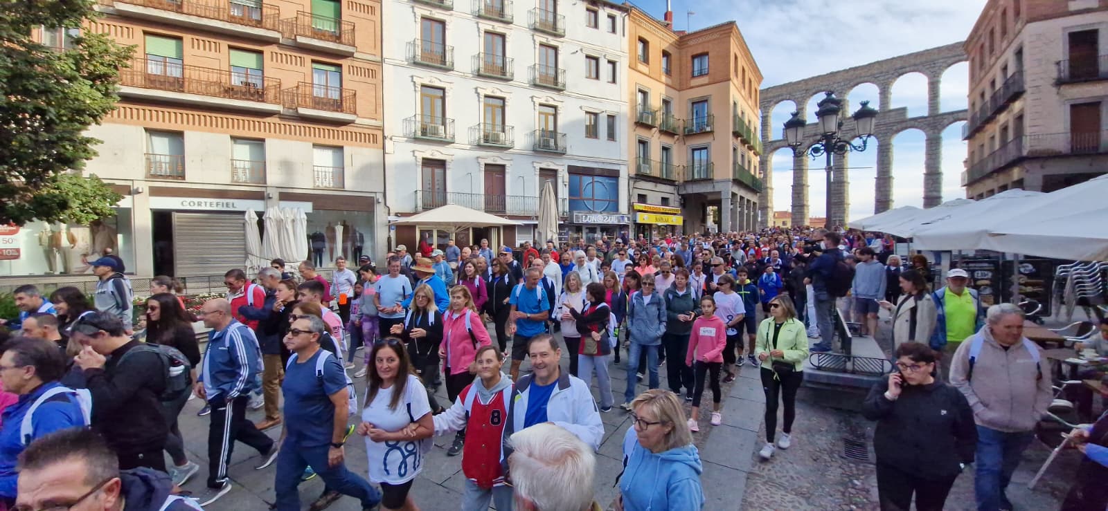 Cerca de 2.000 personas caminan con Apadefim por una Segovia más inclusiva